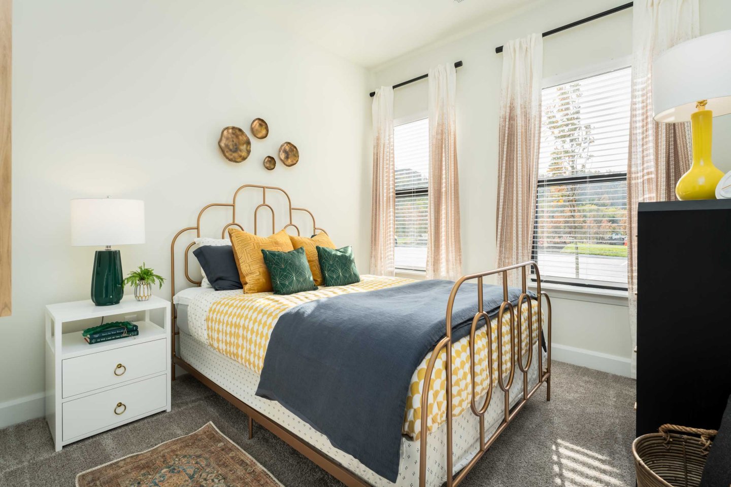 a bedroom at the pet friendly apartments skytop
