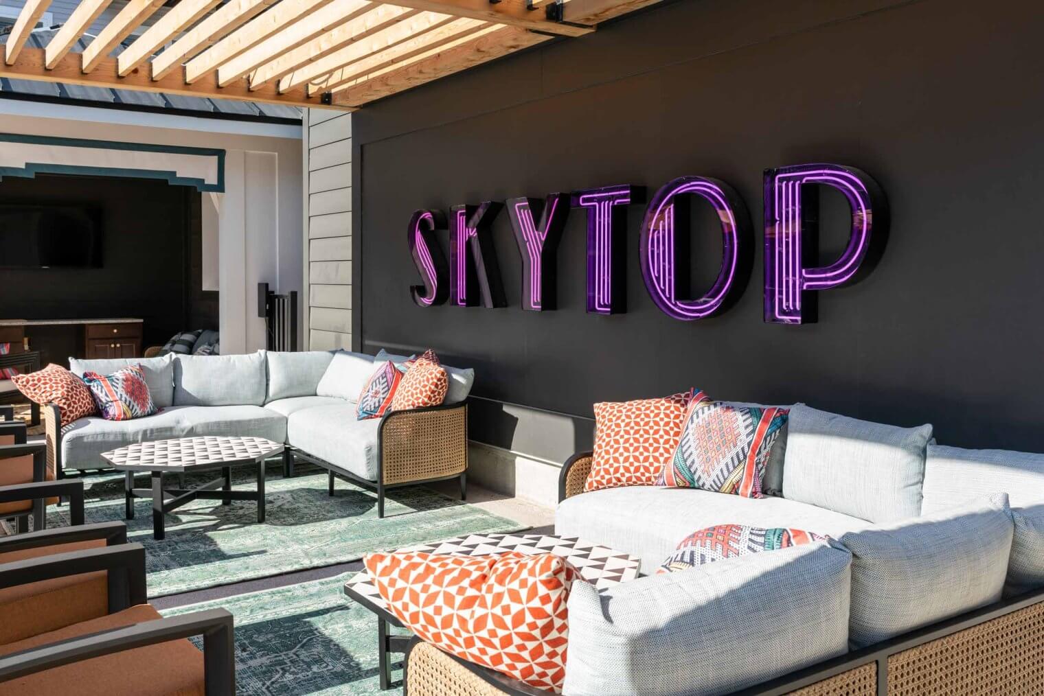 lounge at skytop luxury apartments cincinnati