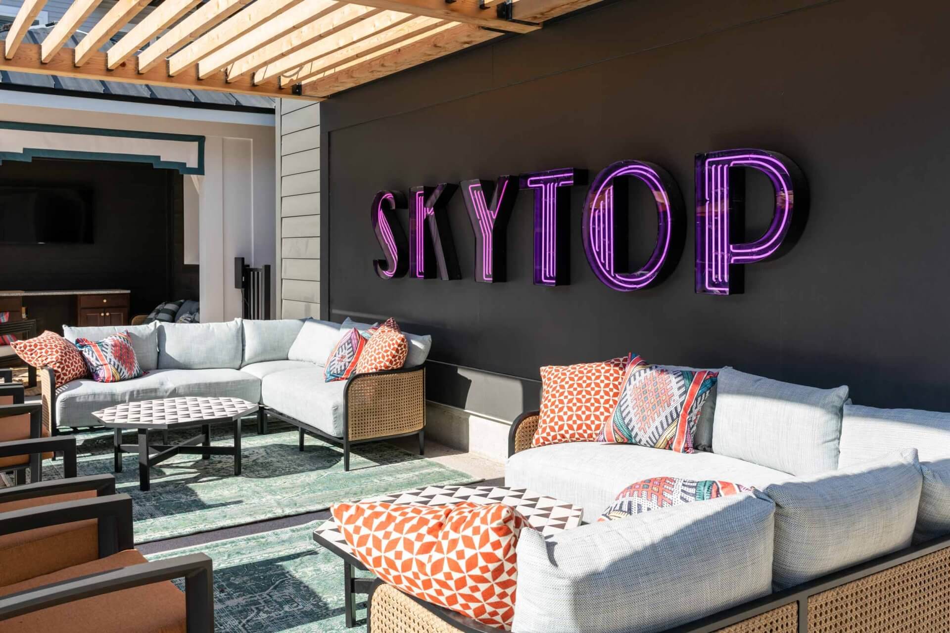 lounge at skytop luxury apartments cincinnati